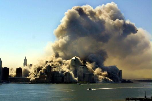 Foto di Manhattan poco dopo l'esplosione delle Twin Towers l'11 settembre 2001