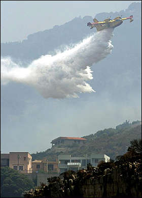 Canadair in volo per spegnere gli incendi del palermitano, giugno 2007