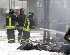 Pompieri al lavoro per spegnere l'incendio negli inceneritori di solventi di Carini (Palermo)