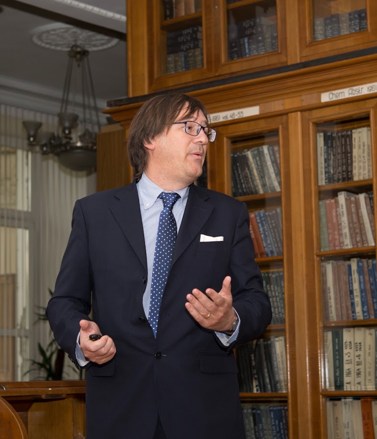 Mario Pagliaro lecturing in Moscow, ZIOC, 8 June 2017