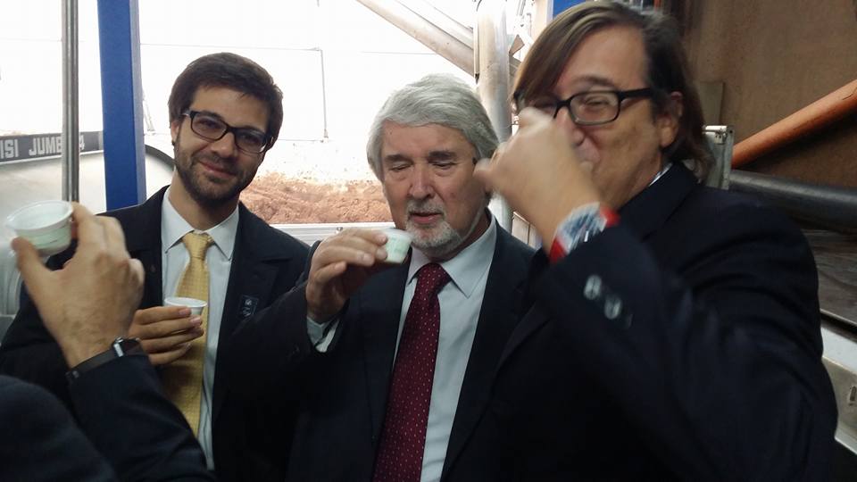 Il Ministro del Lavoro, Riccardo Delisi e Mario Pagliaro assaggiano l'estratto biofenolico integrale estratto in Sicilia, 18 Novembre 2016