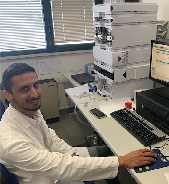 Giuseppe Angellotti working at Italy's Research Council
          Institute of nanostructured materials in Palermo (Sicily)