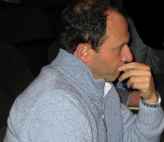 Il biologo del Cnr Paolo Colombo segue l'intervento di Francesco Giavazzi