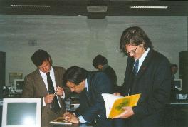foto di Leoluca Orlando mentre firma copie di The Sicilian Renaissance al CNR di Palermo il 7 maggio 2002