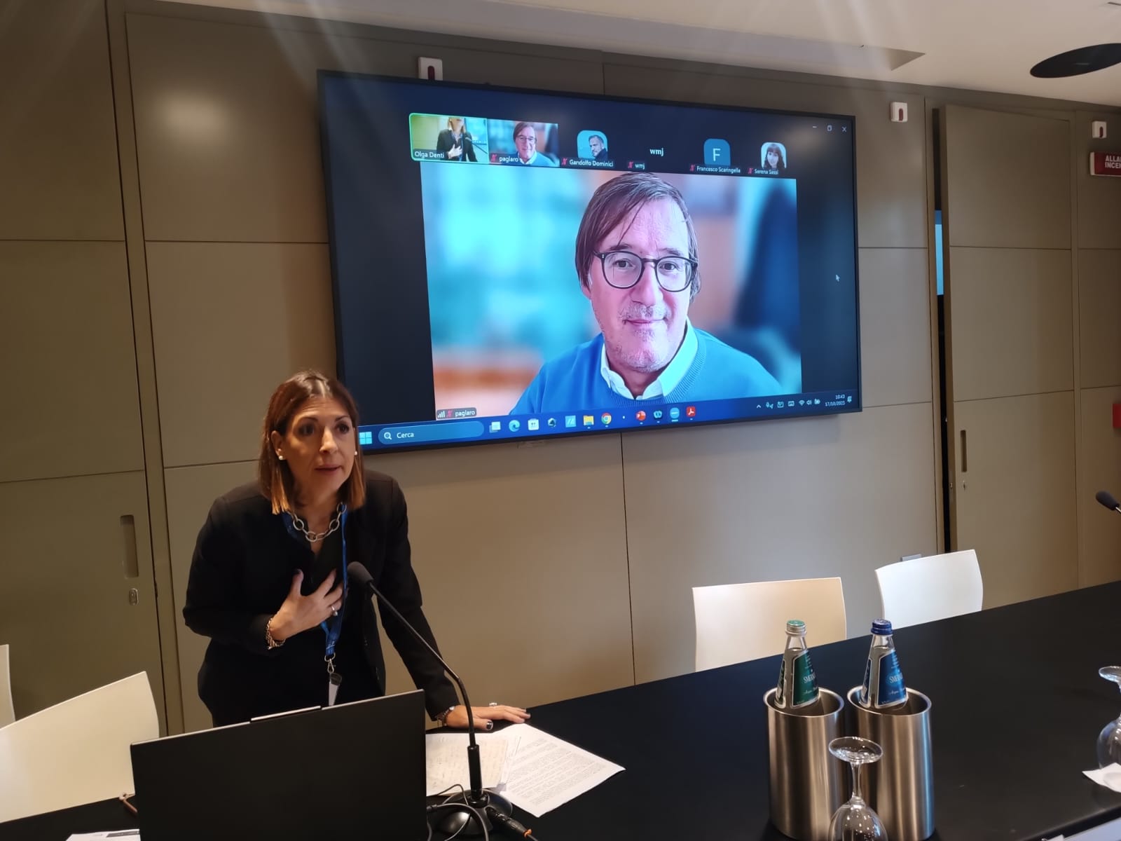 Mario Pagliaro con
          Olga Denti in collegamento per il Convegno EMC2 il 17 Ottobre
          2025, Cagliari