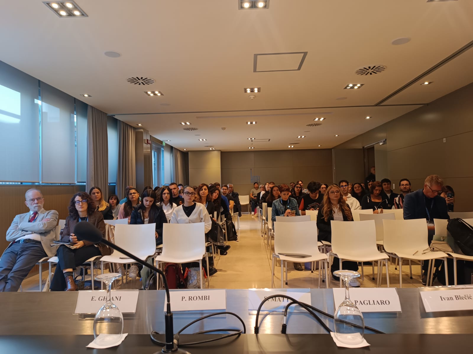 La sala dell'Hotel T
        a Cagliari il 17 Ottobre 2025 in occasione del Convegno EMC2
        Energie, Modelli e Comunicazione Multilingue