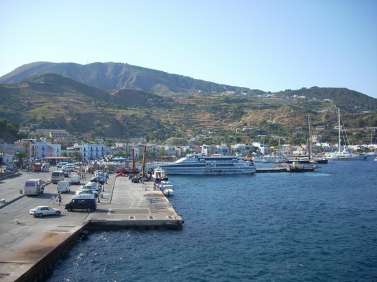 Porto di Lipari: Qui ormeggerà una nuova imbarcazione elettrica della Soprintendenza del Mare sviluppata in collaborazione con il Cnr